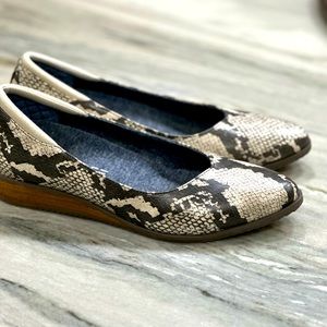 Dr. Scholl’s NEW Wedge Be Free Shoes 7.5 Animal snakeskin print